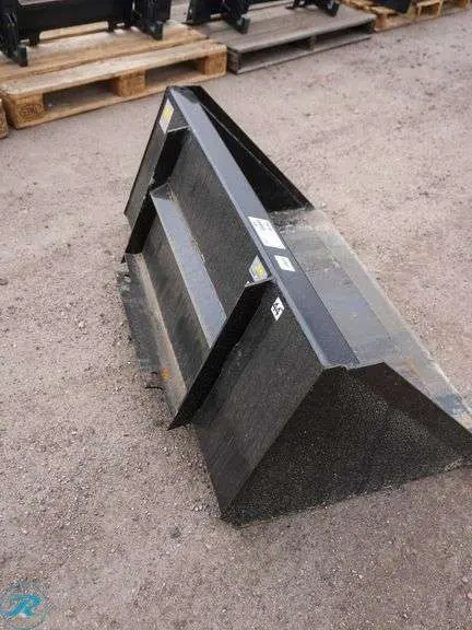 JMR 44 MINI SKID BUCKET 3.webp