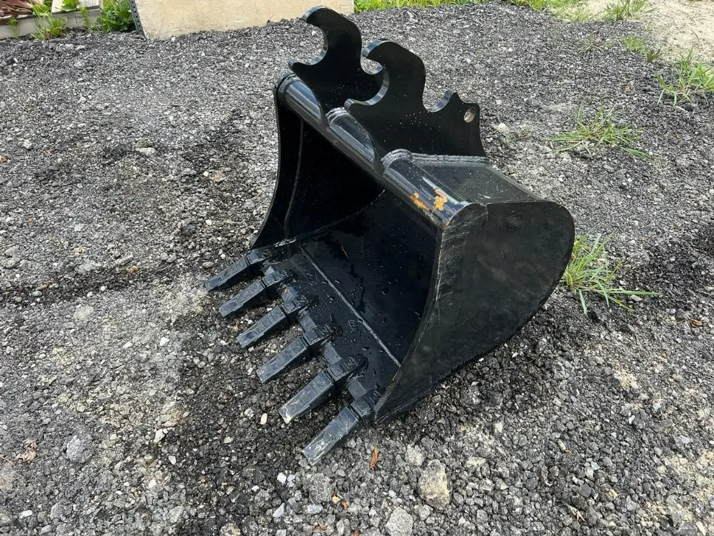 KX040 30" EXCAVAVOR TOOTH BUCKET 